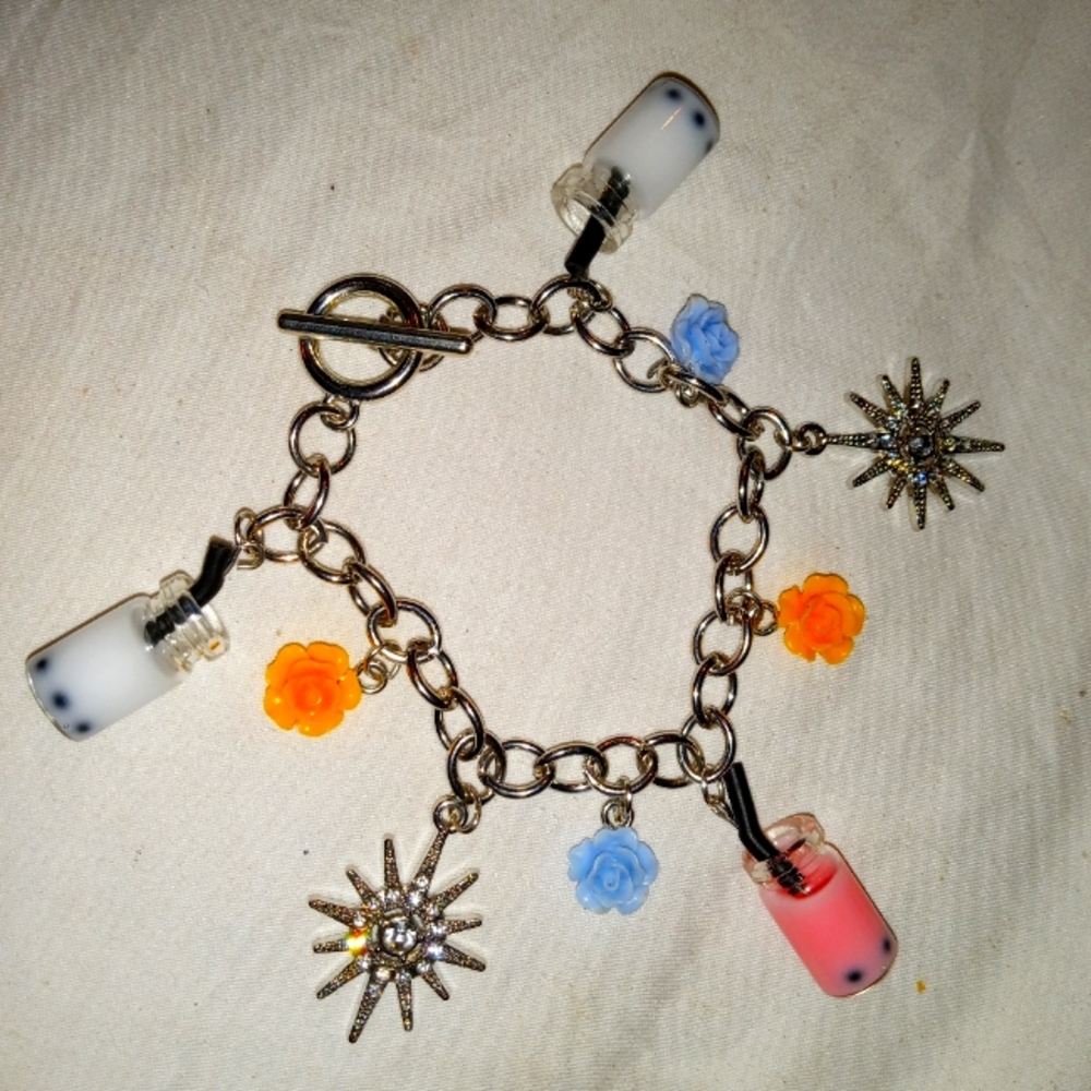 Cute spring/summer time bracelet!🌞👑
